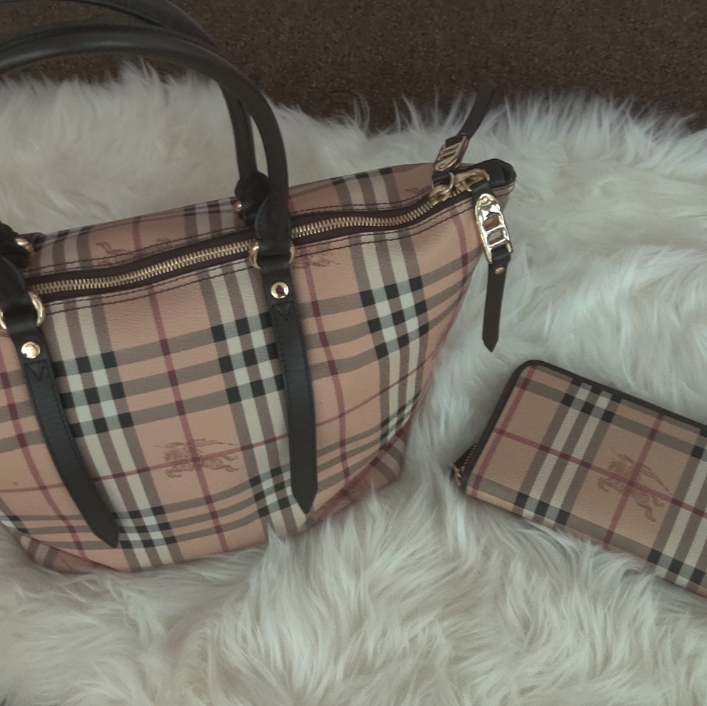 Burberry  bag and wallet - Picture 2 of 7